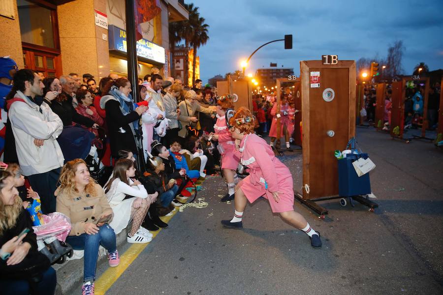 El desfile de carrozas y charangas llenan de color las calles de la ciudad.