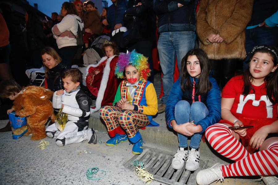 El desfile de carrozas y charangas llenan de color las calles de la ciudad.