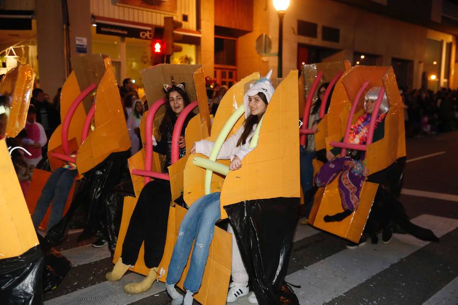 El desfile de carrozas y charangas llenan de color las calles de la ciudad.