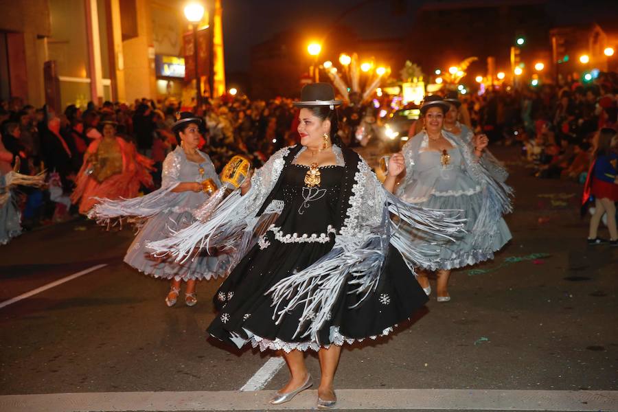 El desfile de carrozas y charangas llenan de color las calles de la ciudad.