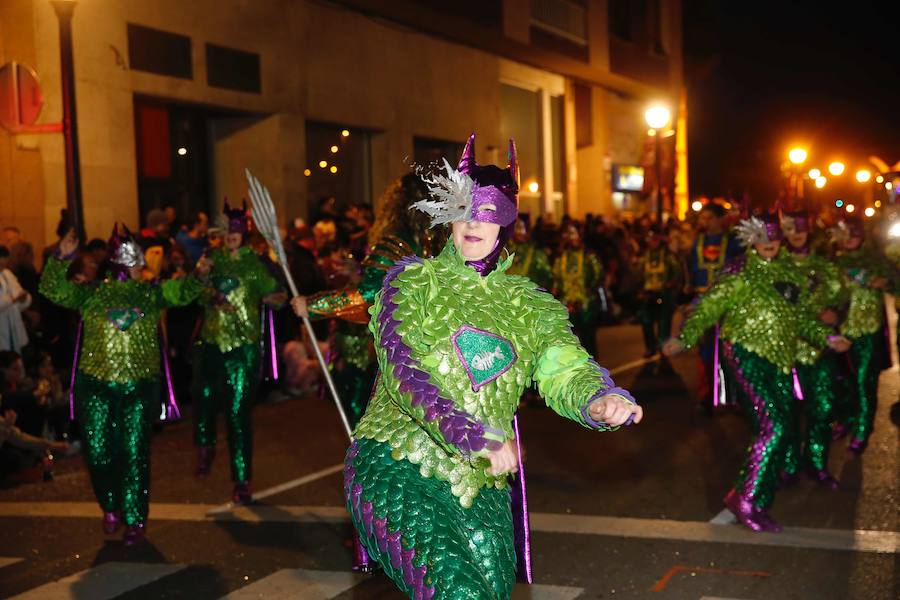 El desfile de carrozas y charangas llenan de color las calles de la ciudad.