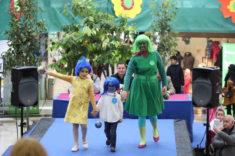 La nostalagia se impone en el concurso de disfraces del centro comercial El Atrio, donde triunfaron el Viaje a los años 60, Los jubilados de Versalles y Super Mario Kart.