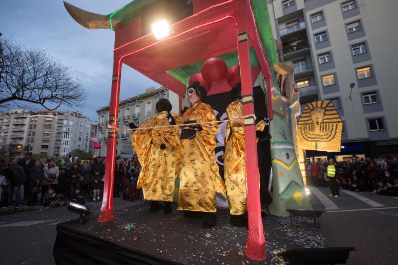 Parte de la espectular comitiva de 'La Vuelta al mundo de Willy Fog' 