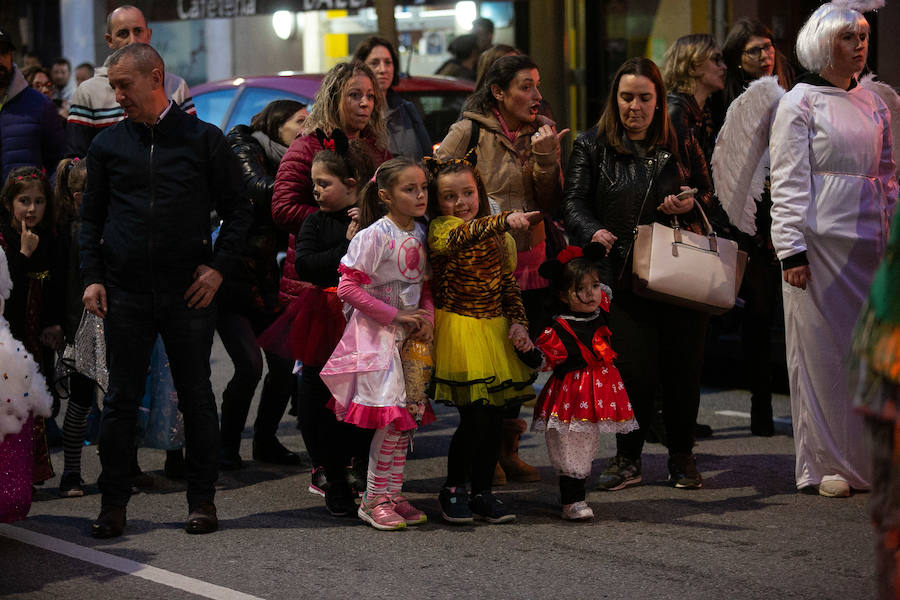 No faltaron en el desfile de Llanera las plañideras que lloraban la muerte de la Sardina antroxera tras unos intesos días de alegría, música y color.