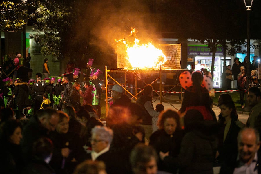 No faltaron en el desfile de Llanera las plañideras que lloraban la muerte de la Sardina antroxera tras unos intesos días de alegría, música y color.