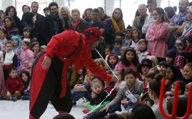 Circo y música para arrancar el Antroxu en Oviedo