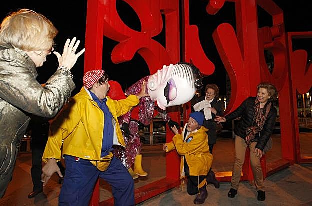 Cuca, en las Letronas, «quedó frita del golpe, del susto y de la noche de fiesta». Sus compañeros de andaduras, Roxi y Pescanova, quedaron atónitos . 