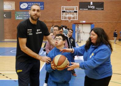 Imagen secundaria 1 - Arriba, tras una pequeña charla el balón pasó a ser el gran protagonista. Abajo a la izquierda, Óliver Arteaga fue uno de los anfitriones de la mañana; a la derecha, Víctor Pérez da indicaciones a uno de los jóvenes. 
