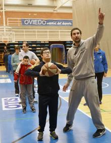 Imagen secundaria 2 - Arriba, tras una pequeña charla el balón pasó a ser el gran protagonista. Abajo a la izquierda, Óliver Arteaga fue uno de los anfitriones de la mañana; a la derecha, Víctor Pérez da indicaciones a uno de los jóvenes. 