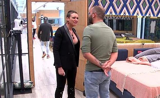 María Jesús Ruiz y Antonio Tejado discuten acaloradamente. 