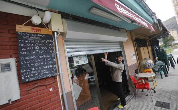 Entran en una sidrería de Riaño por el 'alcantarillazo' y se llevan la tragaperras