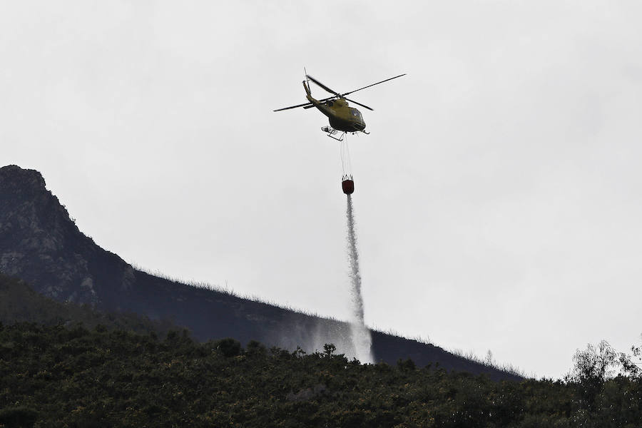 Salas ha sido el concejo que más ha sufrido las consecuencias de unos incendios cuya labor de extinción se complicaba debido al viento.