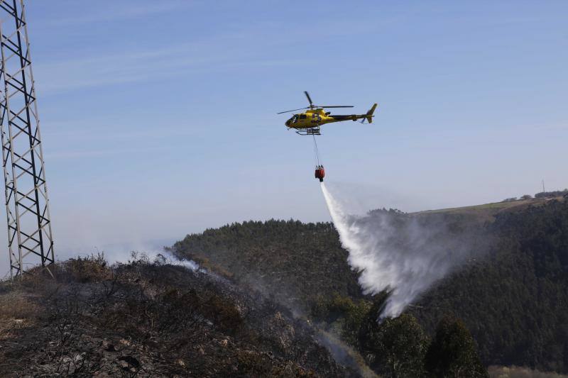 Un helicóptero del SEPA localizó a un incendiario quemando varios puntos del monte del concejo.