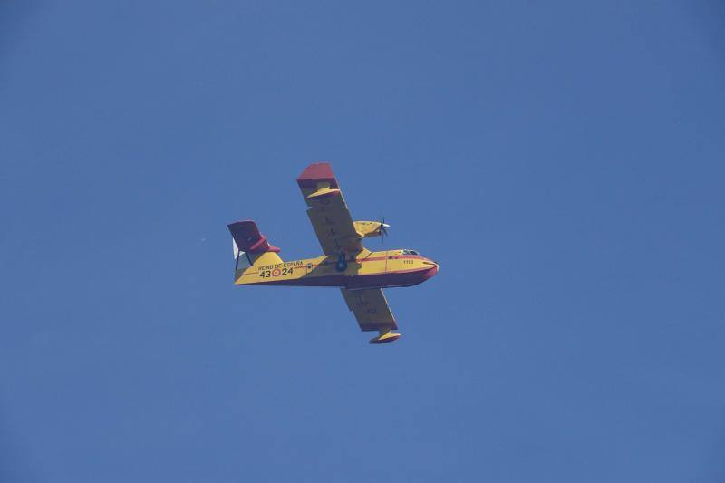 Un helicóptero del SEPA localizó a un incendiario quemando varios puntos del monte del concejo.