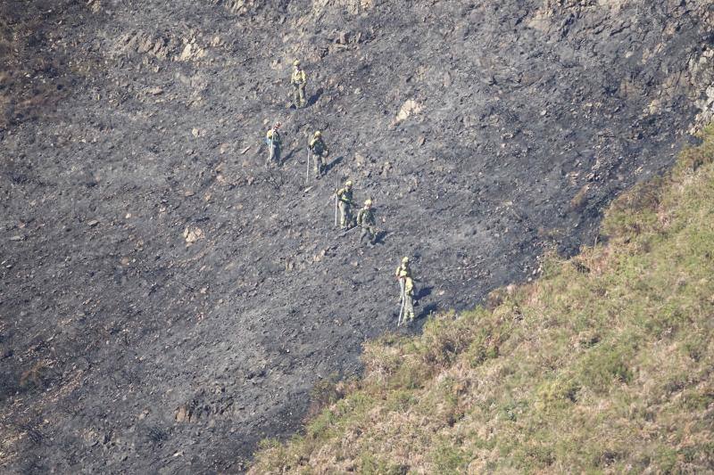 Un helicóptero del SEPA localizó a un incendiario quemando varios puntos del monte del concejo.