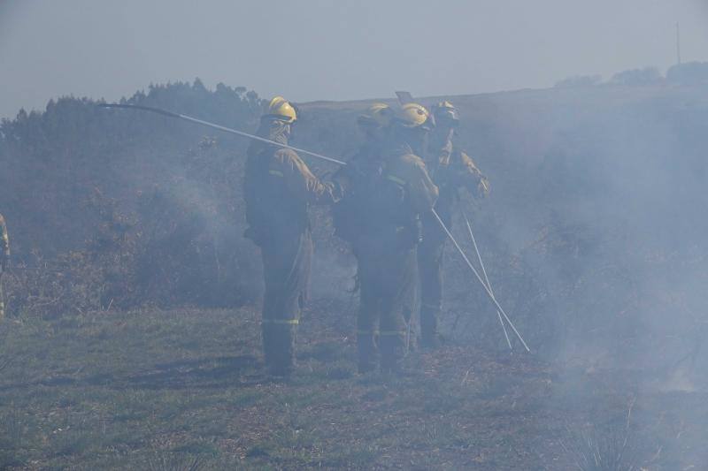 Un helicóptero del SEPA localizó a un incendiario quemando varios puntos del monte del concejo.