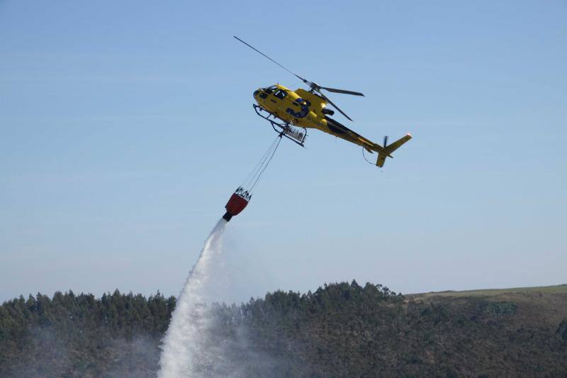 Un helicóptero del SEPA localizó a un incendiario quemando varios puntos del monte del concejo.