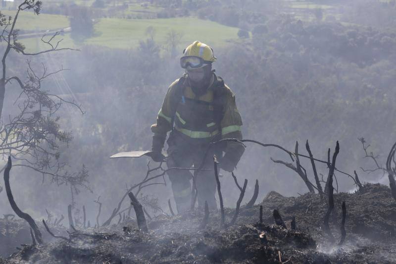 Un helicóptero del SEPA localizó a un incendiario quemando varios puntos del monte del concejo.