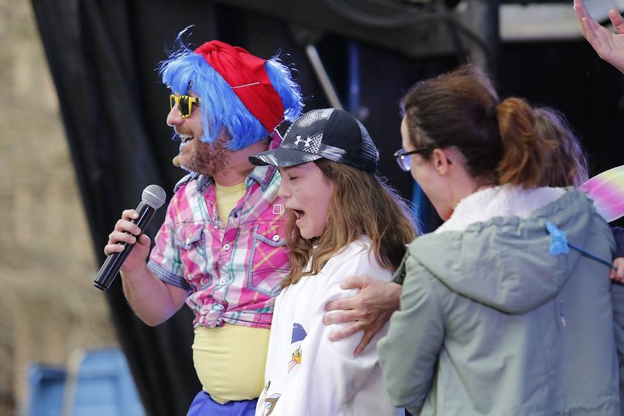 El carnaval gijonés se despide en el paseo de Begoña con la asistencia de numeroso público de todas las edades.