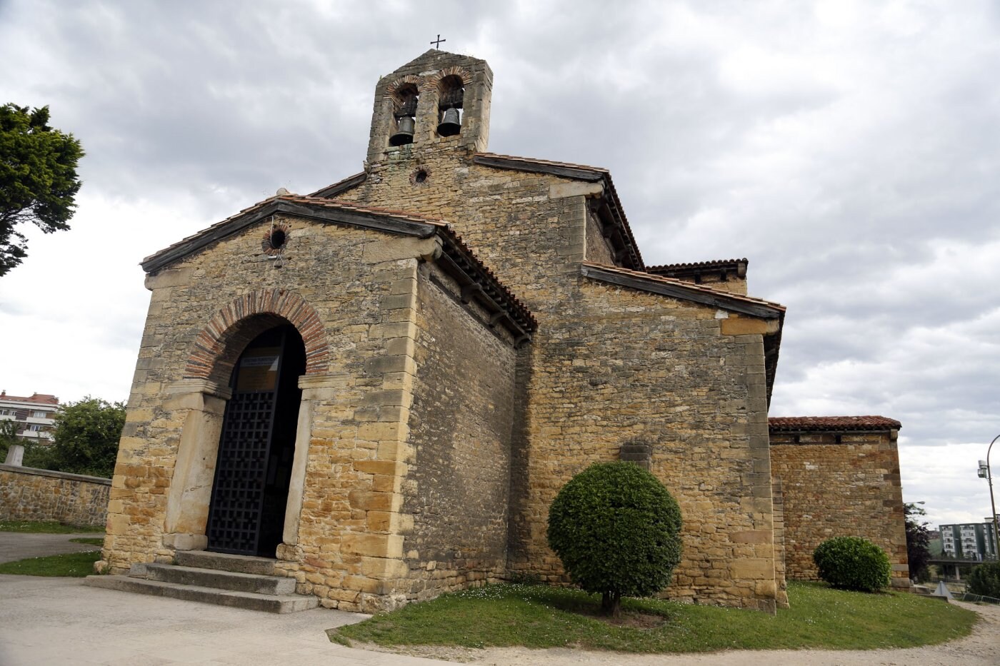 San Julián de los Prados La intensidad del tráfico peatonal y la erosión producida por la lluvia ha deteriorado el entorno, donde se contempla que ante la fachada oriental «los residuos resultantes de las defecaciones de mascotas» también suponen un deterioro del mismo. Hay una pérdida de material en las hiladas inferiores de todas las fachadas, rejuntados con mortero que deberían ser sustituidos, huellas de agua en la base, iluminación deficiente del interior y se recuerda que la cubierta no ha sido intervenida desde 1940. Recibió 184.252 euros.