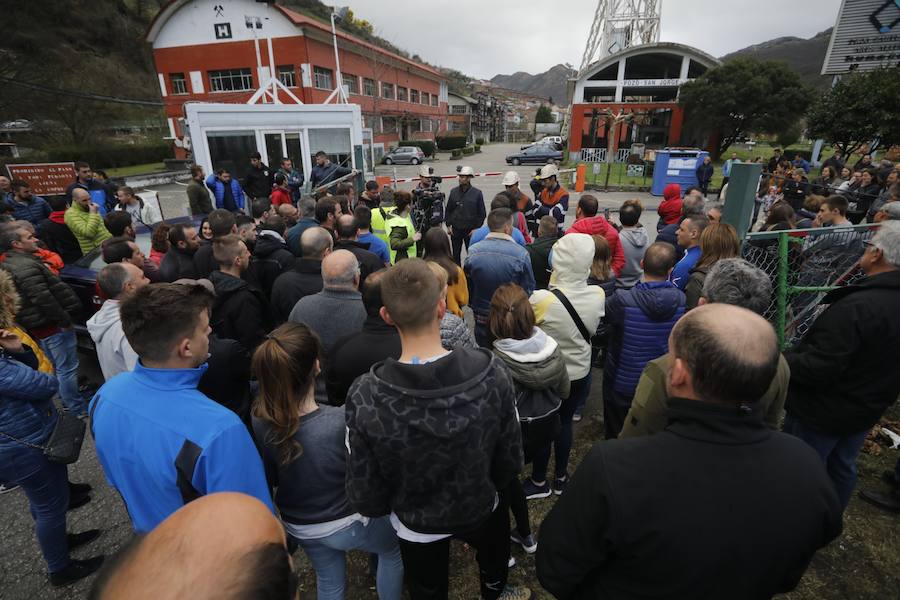 Salen tras seis días de protesta bajo tierra después de que se les comunicase su despido.