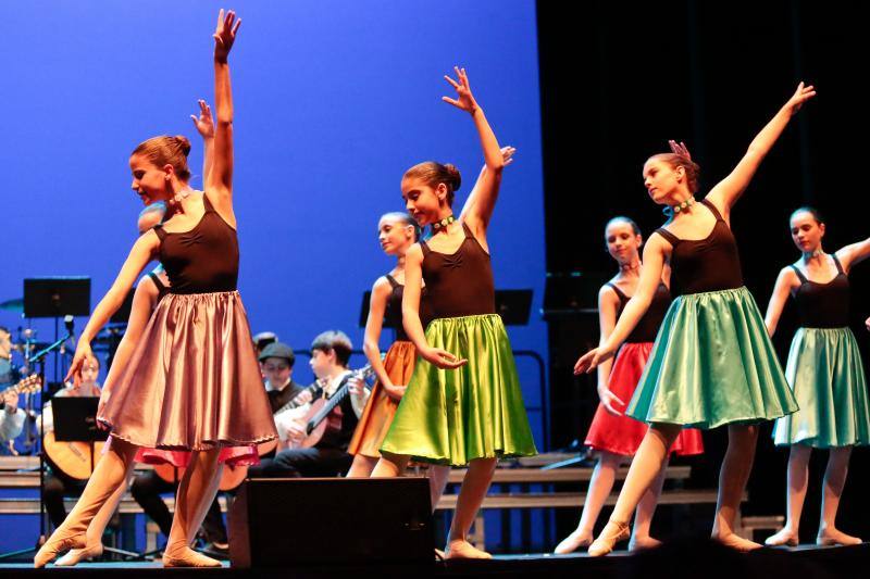 Decenas de alumnos mostraron sus habilidades en el X Concierto de Carnaval del Conservatorio presentado por Ana María Pérez en el teatro de la Laboral. Participaron grupos de Percusión, Danza, Guitarras, Piano y Danza Contemporánea, Clarinetistas Cuentacuentos, Orquesta de Flautas, Coro Más que Jazz, Little Band, Coro Trombones y Coro de Enseñanzas Profesionales.