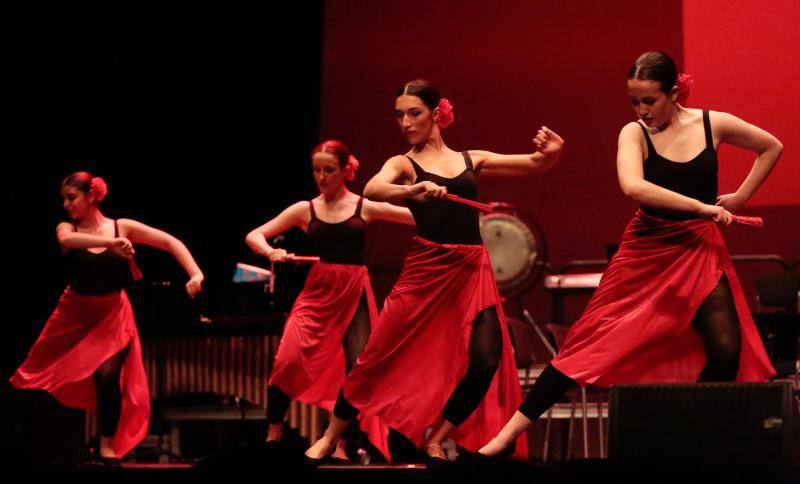 Decenas de alumnos mostraron sus habilidades en el X Concierto de Carnaval del Conservatorio presentado por Ana María Pérez en el teatro de la Laboral. Participaron grupos de Percusión, Danza, Guitarras, Piano y Danza Contemporánea, Clarinetistas Cuentacuentos, Orquesta de Flautas, Coro Más que Jazz, Little Band, Coro Trombones y Coro de Enseñanzas Profesionales.