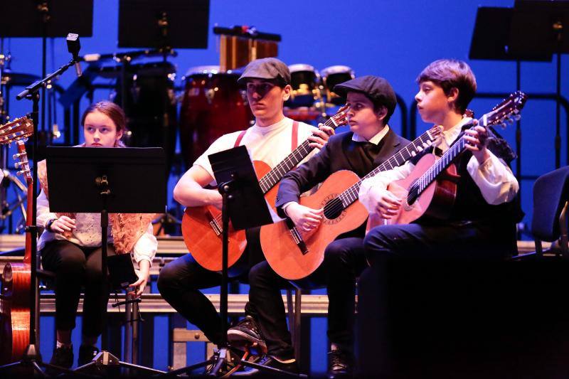 Decenas de alumnos mostraron sus habilidades en el X Concierto de Carnaval del Conservatorio presentado por Ana María Pérez en el teatro de la Laboral. Participaron grupos de Percusión, Danza, Guitarras, Piano y Danza Contemporánea, Clarinetistas Cuentacuentos, Orquesta de Flautas, Coro Más que Jazz, Little Band, Coro Trombones y Coro de Enseñanzas Profesionales.