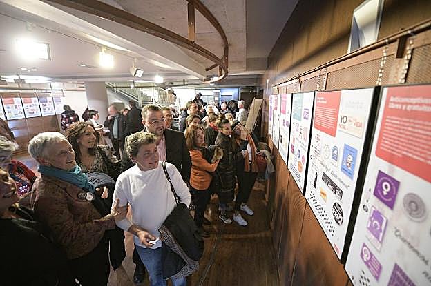 El secretario general de la FSA, Adrián Barbón, acompañado por la comisaria de la exposición, Carmen Suárez y por la secretaria del Área de Comunicación, Pilar Huerta, disfruta de la muestra. 