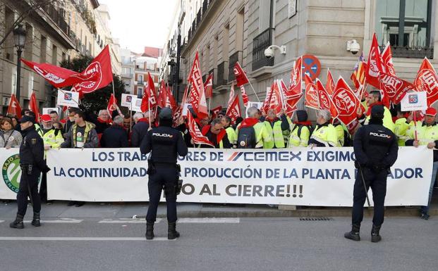 La multinacional Cemex cerró sus plantas en Almería y Mallorca tras culminar un expediente de regulación de empleo (ERE) para 188 trabajadores.