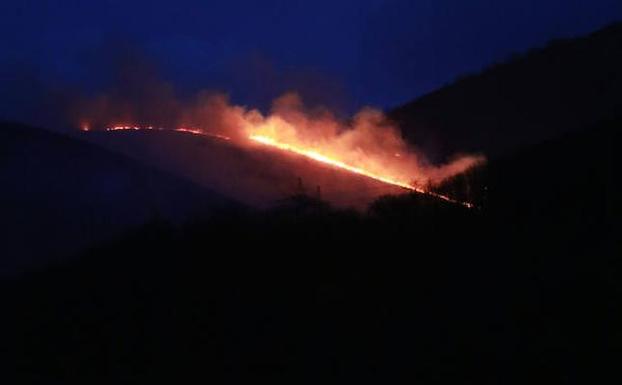 Los Bomberos de Oviedo controlan un frente en la ladera del Naranco