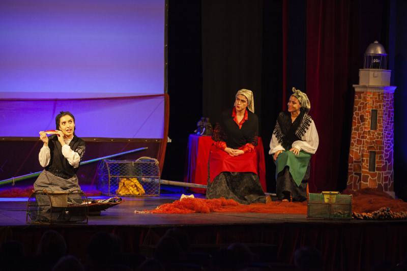 El acto, que se celebró en el Teatro Prendes bajo el lema 'Por la igualdad, avanzamos' tuvo como principal reivindicación combatir la brecha salarial.