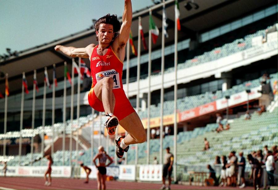 El avilesino Yago Lamela hizo historia al saltar 8,56 en los mundiales de atletismo de Japón en 1999, hace ahora 20 años. Cinco años después de su muerte, su legado deportivo sigue vivo.