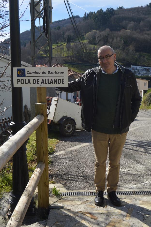 El alcalde de Allande, en el acceso a la villa desde Lavadoira. 