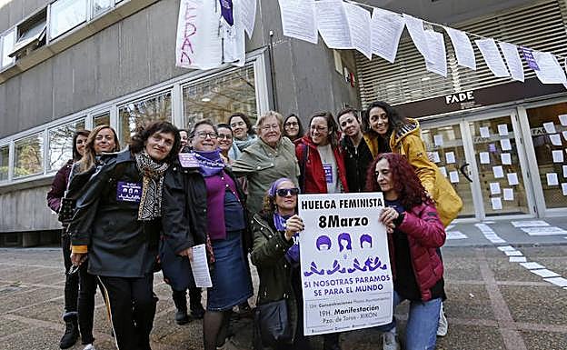Intengrantes de colectivos feministas colgaron panfletos ante la sede de la Federación Asturiana de Empresarios.