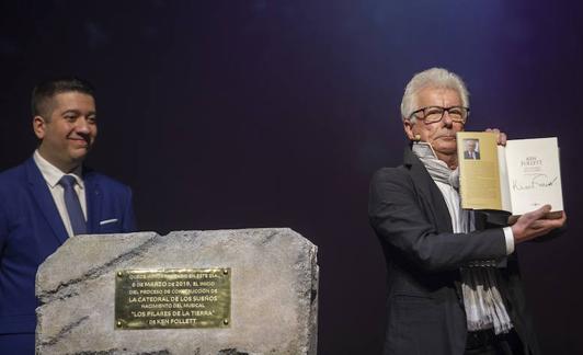 Ken Follett puso ayer la primera piedra simbólica del proceso de construcción de la 'catedral de los sueños'.