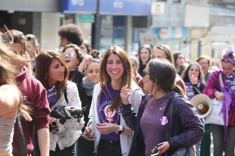 En la concentración avilseina se han lanzado proclamas contra el patriarcado, la discriminación salarial, la discriminación sexual, contra la violencia machista, la justicia patriarcal y defendiendo la visibilización de las mujeres