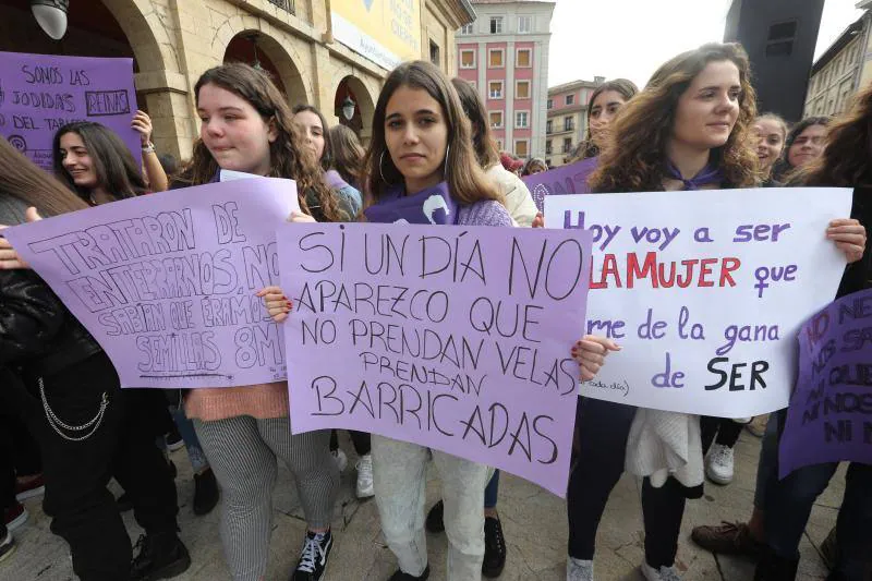 En la concentración avilseina se han lanzado proclamas contra el patriarcado, la discriminación salarial, la discriminación sexual, contra la violencia machista, la justicia patriarcal y defendiendo la visibilización de las mujeres