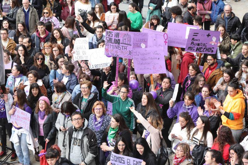 En la concentración avilseina se han lanzado proclamas contra el patriarcado, la discriminación salarial, la discriminación sexual, contra la violencia machista, la justicia patriarcal y defendiendo la visibilización de las mujeres