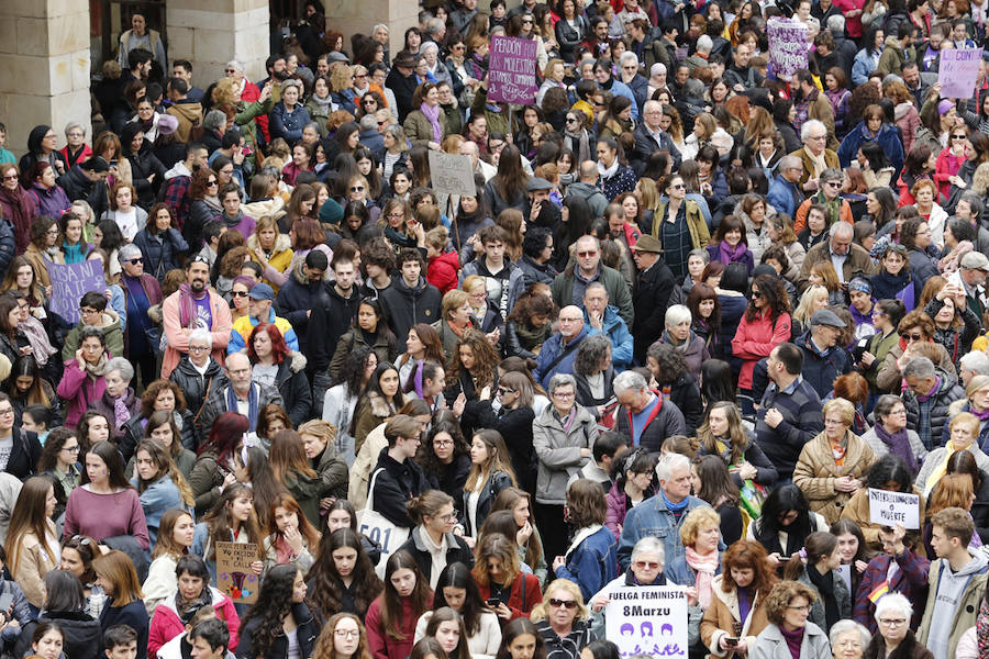 Cientos de personas abarrotaron este mediodía la plaza Mayor de Gijón, después de días, semanas y meses «de mucho trabajo para volver a ver hoy las plazas de los ayuntamientos asturianos llenas». Para ser testigos de la vuelta del «huracán 8M», dispuesto a «cambiar mentes y la sociedad».