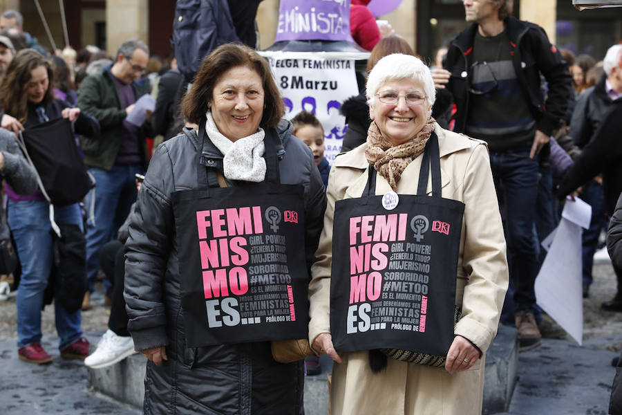 Cientos de personas abarrotaron este mediodía la plaza Mayor de Gijón, después de días, semanas y meses «de mucho trabajo para volver a ver hoy las plazas de los ayuntamientos asturianos llenas». Para ser testigos de la vuelta del «huracán 8M», dispuesto a «cambiar mentes y la sociedad».