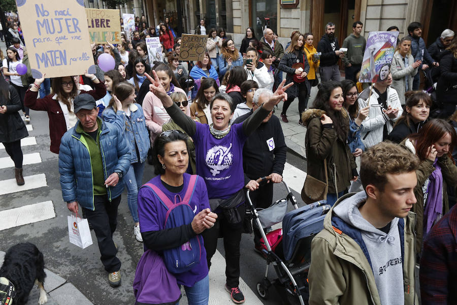 Cientos de personas abarrotaron este mediodía la plaza Mayor de Gijón, después de días, semanas y meses «de mucho trabajo para volver a ver hoy las plazas de los ayuntamientos asturianos llenas». Para ser testigos de la vuelta del «huracán 8M», dispuesto a «cambiar mentes y la sociedad».