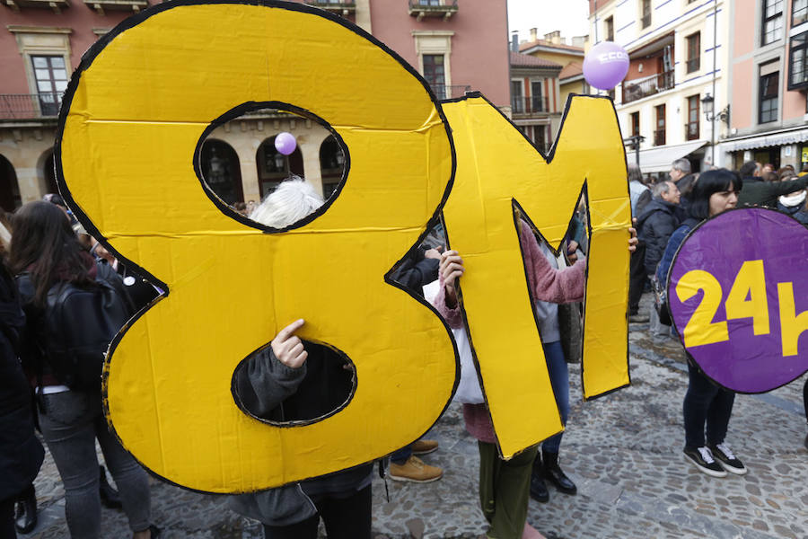 Cientos de personas abarrotaron este mediodía la plaza Mayor de Gijón, después de días, semanas y meses «de mucho trabajo para volver a ver hoy las plazas de los ayuntamientos asturianos llenas». Para ser testigos de la vuelta del «huracán 8M», dispuesto a «cambiar mentes y la sociedad».