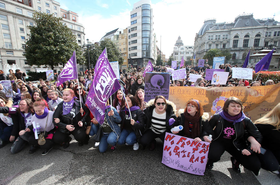 La plaza del Ayuntamiento de la capital asturiana se tiñó de morado para reivindicar la «lucha por la igualdad real» en la huelga feminista convocada para este 8M.