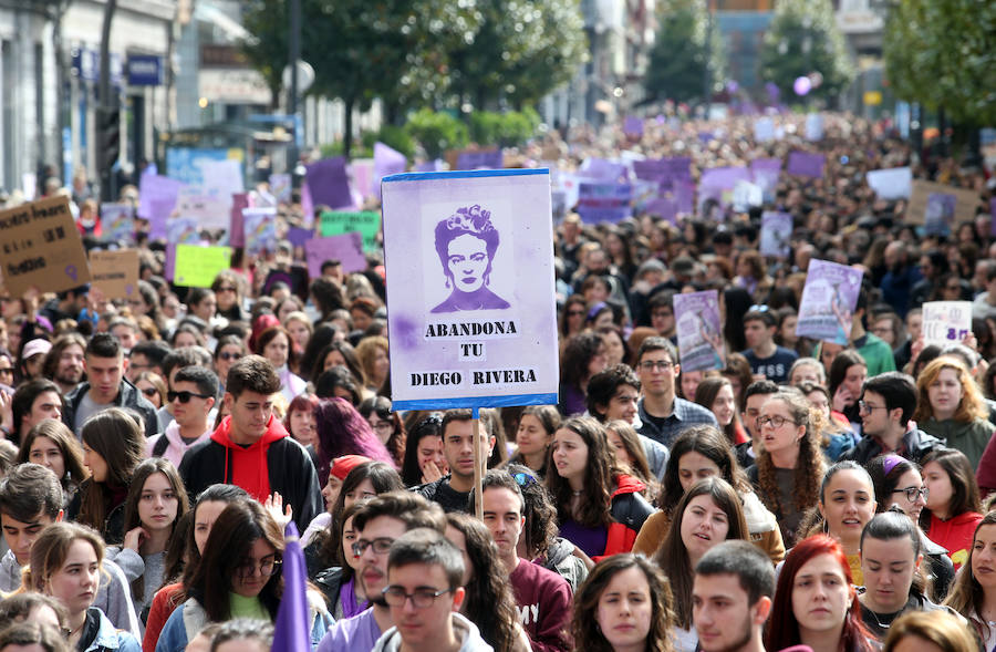 La plaza del Ayuntamiento de la capital asturiana se tiñó de morado para reivindicar la «lucha por la igualdad real» en la huelga feminista convocada para este 8M.