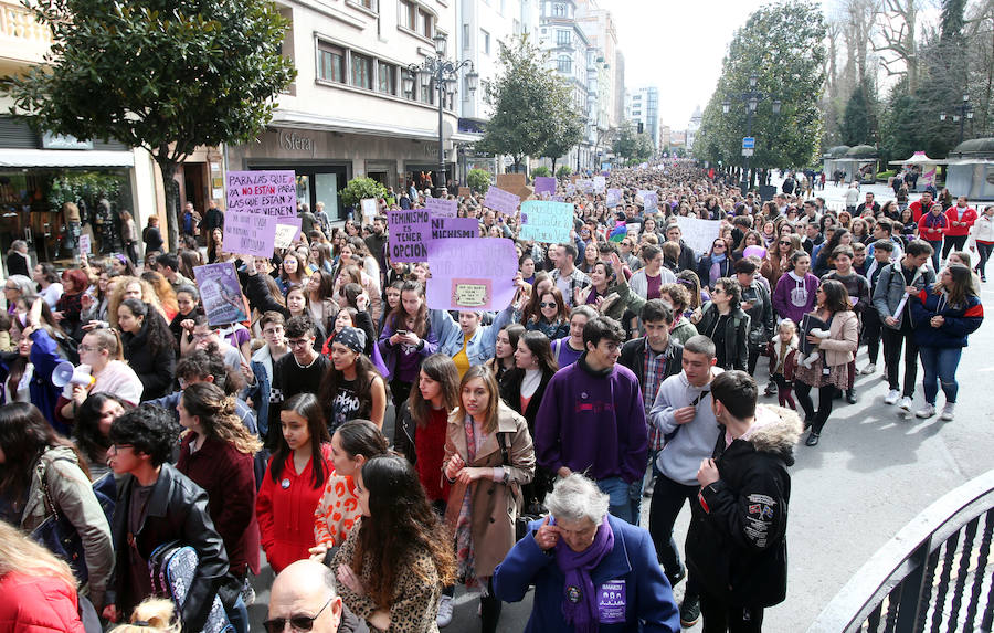 La plaza del Ayuntamiento de la capital asturiana se tiñó de morado para reivindicar la «lucha por la igualdad real» en la huelga feminista convocada para este 8M.