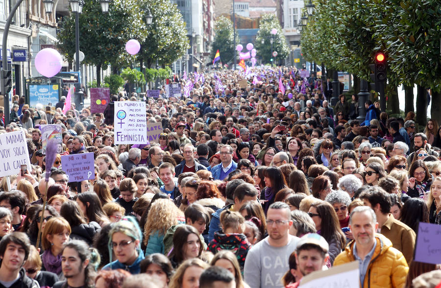 La plaza del Ayuntamiento de la capital asturiana se tiñó de morado para reivindicar la «lucha por la igualdad real» en la huelga feminista convocada para este 8M.