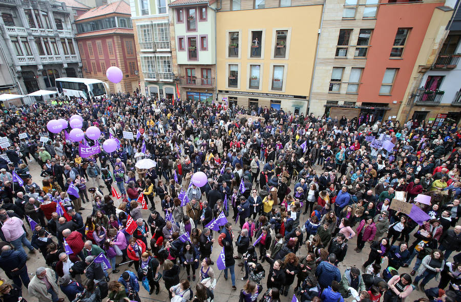 La plaza del Ayuntamiento de la capital asturiana se tiñó de morado para reivindicar la «lucha por la igualdad real» en la huelga feminista convocada para este 8M.