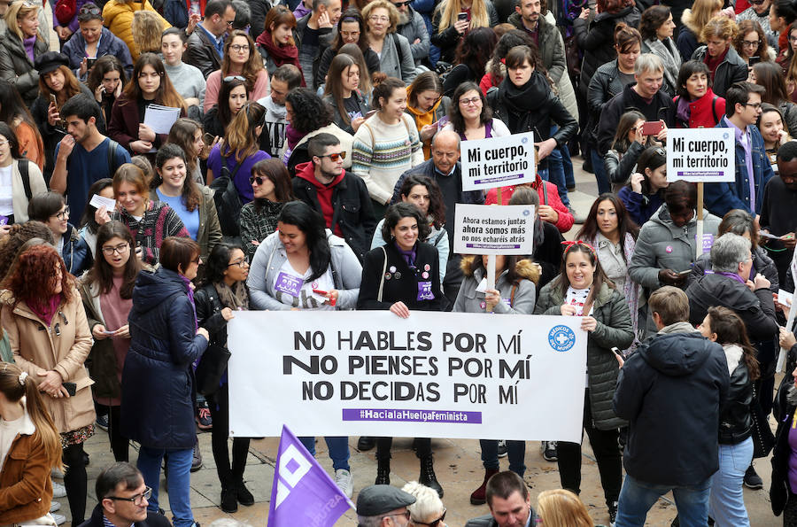 La plaza del Ayuntamiento de la capital asturiana se tiñó de morado para reivindicar la «lucha por la igualdad real» en la huelga feminista convocada para este 8M.