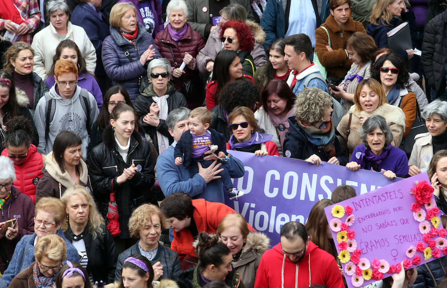 La plaza del Ayuntamiento de la capital asturiana se tiñó de morado para reivindicar la «lucha por la igualdad real» en la huelga feminista convocada para este 8M.